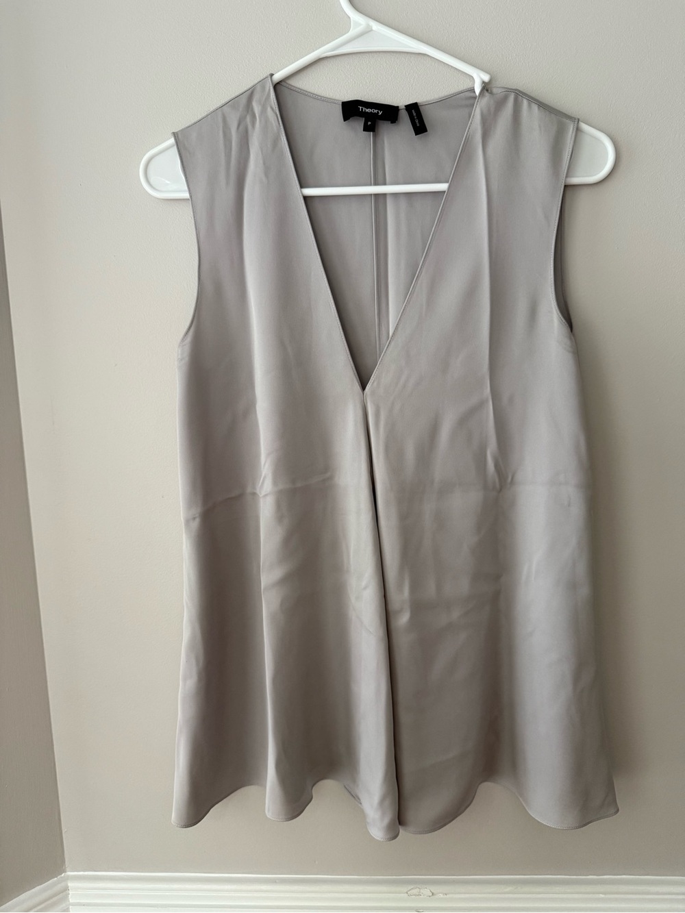 Theory Women’s V Neck A Line Top Silk Light Gray Size P